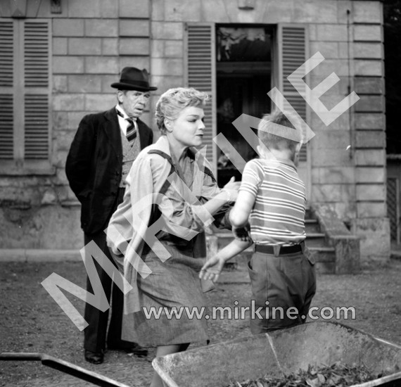 Simone Signoret, Pierre Larquey, 1955